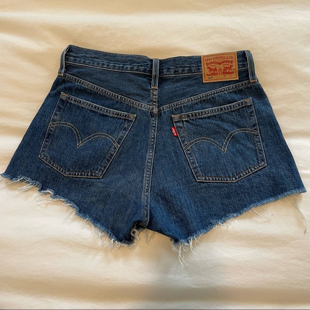 Levi’s Ribcage Shorts - Picture 2 of 3